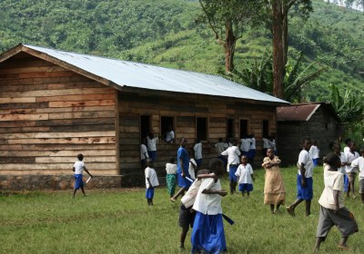 Schoolmeubilair voor 16 scholen in Lubero, D.R. Congo, 2011-2012