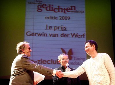 Gerwin van der Werf neemt de hoofdprijs in ontvangst van Gerrit Komrij