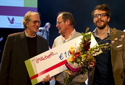 Winnaar Henk van Loenen tussen Gerrit Komrij en Ramsey Nasr